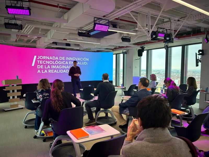 César Aguilar como ponente en una jornada de innovación tecnológica en salud